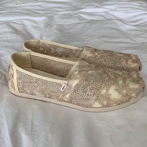 Toms Alpargata size 9 Natural Metallic Hibiscus Floral Lace